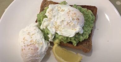 Imagen de una deliciosa tostada de aguacate con huevo pochado