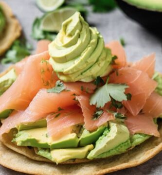 Plato de comida con sándwich de salmón ahumado y aguacate